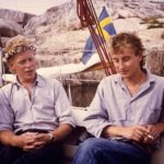 Två vänner i en segelbåt på midsommar