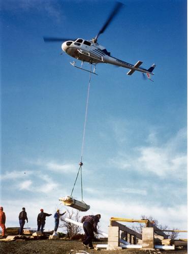 helikopter-i-stralande-solsken-levererar-material-till-villabygge-pa-Kosso